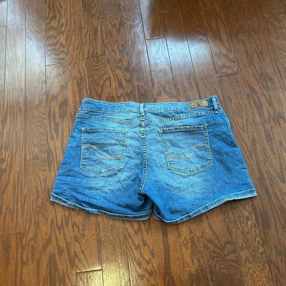 Levi-s Women's Blue and Navy Shorts - Picture 2 of 6